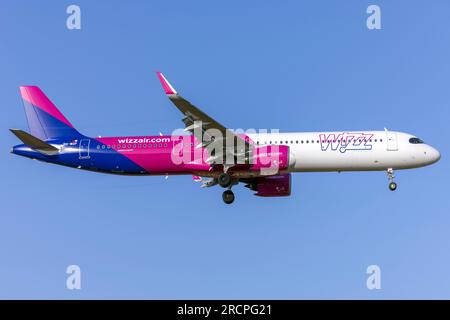 Wizz Air Malta Airbus A321-271NX (REG: 9H-WDP) bei Ankunft aus Bukarest. Stockfoto