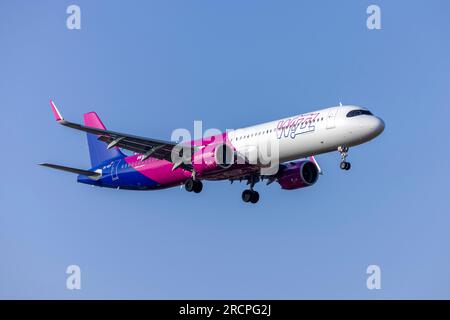 Wizz Air Malta Airbus A321-271NX (REG: 9H-WDP) bei Ankunft aus Bukarest. Stockfoto