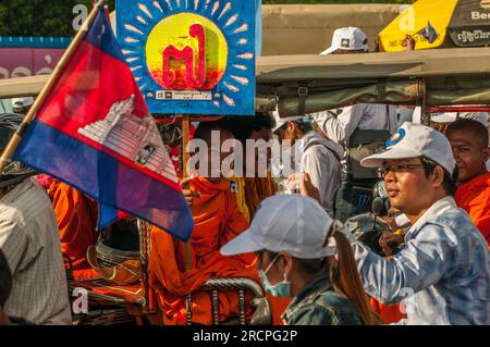 Sam Rainsy Unterstützer, ein buddhistischer Mönch, hielt vor der Wahl ein hell gemaltetes Schild mit der Nummer 7 im Khmer-Drehbuch in der Hand. Phnom Penh, Kambodscha. © Kraig Stockfoto