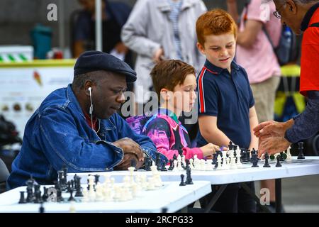 London, Großbritannien. 16. Juli 2023. Beim jährlichen ChessFest am Trafalgar Square können Spieler aller Altersstufen und Fähigkeiten ihre Schachfähigkeiten erneut gegen Mitspieler und mehrere Prominente ausprobieren. Das ChessFest ist das größte Schachspiel seiner Art in Großbritannien und kann für die Öffentlichkeit kostenlos besucht werden. Kredit: Imageplotter/Alamy Live News Stockfoto