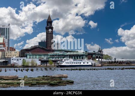 Jersey City, NJ, USA – Mai 2022; Nahaufnahme des Hudson River vom NJ Waterfront in Richtung Hoboken Terminal Stockfoto