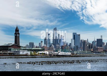 Jersey City, NJ, USA – Mai 2022; Panoramablick über den Hudson River vom NJ Waterfront zum Hoboken Terminal und im Hintergrund zur Skyline Stockfoto