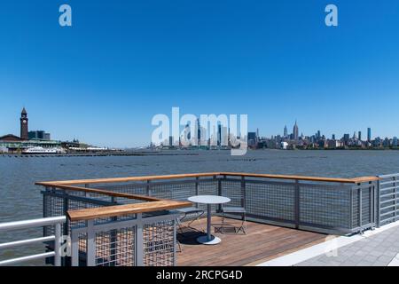 Jersey City, NJ, USA-Mai 2022: Panoramablick vom Hudson River Waterfront Pier in Richtung Hoboken Terminal und Midtown Manhattan, New York City mit Himmel Stockfoto