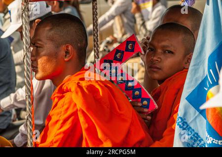 Sam Rainsy Unterstützer, ein buddhistischer Mönch, hält während einer politischen Kundgebung die Nummer 7 (Sam Rainsy ist die Nummer 7 bei den Wahlen). Phnom Penh, Kambodscha. © Kraig Stockfoto