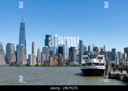 Jersey City, NJ, USA – Mai 2022; Panoramablick über den Hudson River mit Wolkenkratzern von Lower Manhattan, New York City, einschließlich Freedom Tower mit Libe Stockfoto