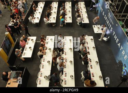 London, Großbritannien. 16. Juli 2023. Weinprobe beim Traveller (UK) Food Festival Gutschein: Paul Quezada-Neiman/Alamy Live News Stockfoto