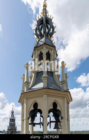 Gouda, Niederlande - Juni 2022; Blick von oben auf zwei der Glockentürme auf dem Dach der Johanniskirche, der längsten Kirche der Niederlande Stockfoto