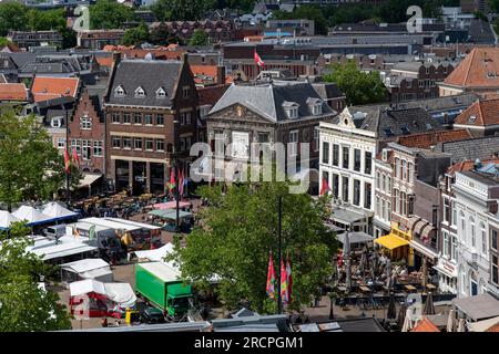 Gouda, Niederlande - Juni 2022; Blick aus der Vogelperspektive auf das historische Waag (Waaghaus) und andere historische Gebäude auf dem Marktplatz während eines geschäftigen m Stockfoto