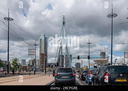 Rotterdam, Niederlande – Juni 2022; Fahrerperspektive vor Ampeln auf der Straße, die zur Erasmus-Brücke über den Maas führt Stockfoto