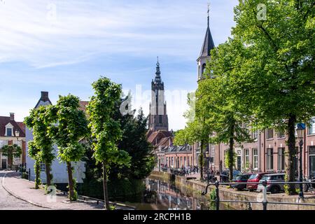 Amersfoort, Niederlande - Juni 2022; Blick über den Langegracht-Kanal gesäumt mit historischen Gebäuden und Elleboogkerk (Ellbogenkirche) und spätgotischen Onze- Stockfoto