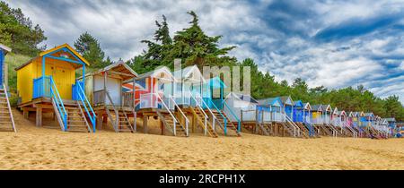 Strandhütten auf Stelzen am Wells Beach Near-the-Sea North Norfolk England Großbritannien Stockfoto