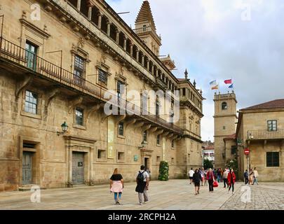 Westfassade der Kathedrale mit Touristen und Pilgern Plaza de Obradoiro Santiago de Compostela Galicia Spanien Stockfoto