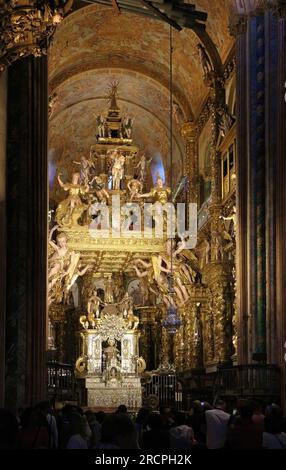 Hauptaltar mit Pilgern, die eine Messe besuchen, Kathedrale Santiago de Compostela Basilika Santiago de Compostela Galicien Spanien Stockfoto