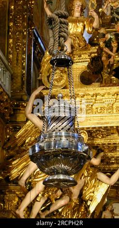 Botafumeiro Räucherbrenner hängt vor dem Hauptaltar, der traditionell in der Pilgermesse Santiago de Compostela Galicia Spanien verwendet wird Stockfoto