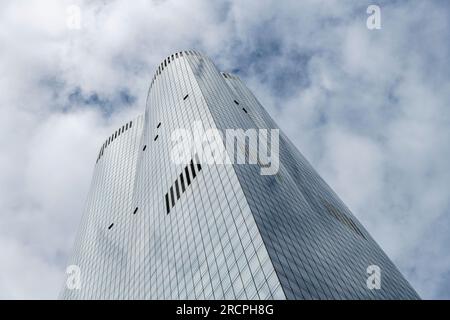 New York, USA – Juni 2022: Flachblick auf 15 Hudson Yards (ursprünglich Tower D) aus Glas und Stahl auf Manhattans West Side Stockfoto