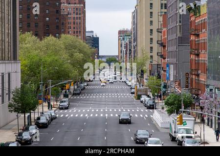 New York City, NY, USA – Juni 2022; Blick auf die 10. Avenue von oben nach Süden vom Chelsea Park an der 28. Straße mit Gegenverkehr Stockfoto
