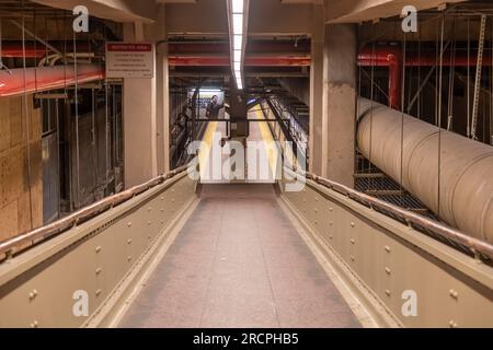 New York City, NY, USA – Juni 2022; Blick aus dem hohen Winkel auf eine der Rampen, die zum Grand Central Terminal mit Metro North Bahnhof führt Stockfoto