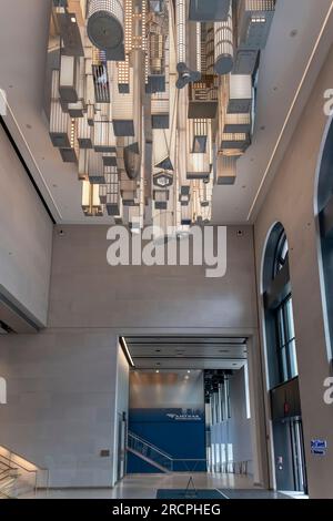 New York City, NY, USA – Juni 2022; Low angle view of the Hive, Kunst von Wolkenkratzern, die kopfüber von der Decke hängen am Eingang der 31. Street Stockfoto