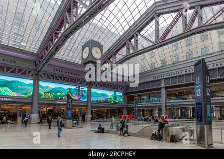 New York City, NY, USA – Juni 2022; Blick auf die Moynihan Train Hall, eine Erweiterung des Pennsylvania Bahnhofs, dem wichtigsten Intercity- und Pendlerbahnhof Stockfoto