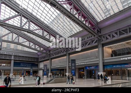 New York City, NY, USA – Juni 2022; Blick auf die Moynihan Train Hall, eine Erweiterung des Pennsylvania Bahnhofs, dem wichtigsten Intercity- und Pendlerbahnhof Stockfoto