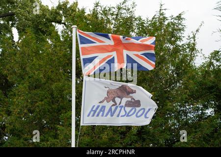 Hantsdoc-Flagge bei Hook Surgery, Großbritannien. Hantsdoc bietet den Service außerhalb der Geschäftszeiten mit der Notaufnahme am Basingstoke & North Hampshire Hospital Stockfoto