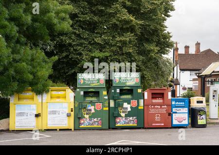 Armeekleidung und Schuhkollektion für Spenden unerwünschter Kleidung an wohltätige Zwecke, Hook, England. Konzept: Spenden für wohltätige Zwecke Stockfoto