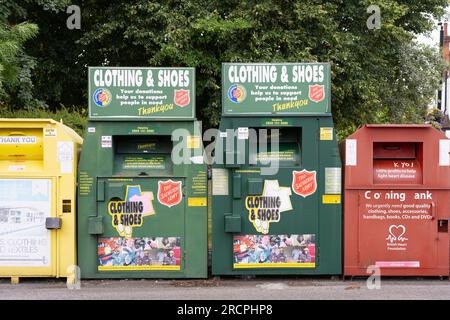 Armeekleidung und Schuhkollektion für Spenden unerwünschter Kleidung an wohltätige Zwecke, Hook, England. Konzept: Spenden für wohltätige Zwecke Stockfoto