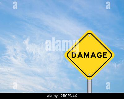 Gelbes Transportschild mit Wort „Damage“ auf blauem Himmelshintergrund Stockfoto