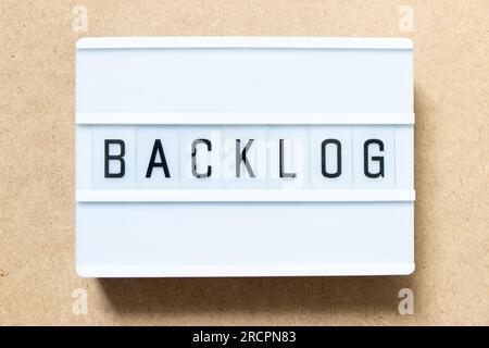 Lightbox mit Wortrückstand auf Holzhintergrund Stockfoto