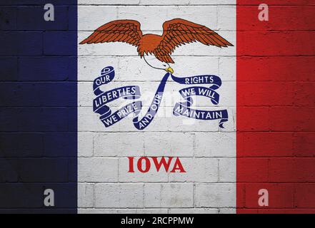 Die Flagge von Iowa ist an einer Betonwand gemalt. Stockfoto