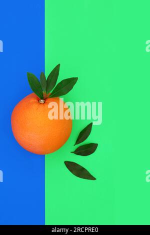 Orange Zitrusfrüchte Gesundheit Lebensmittel abstraktes Design auf zweifarbigem blauem grünen Hintergrund. Hoch in Bio-Flavonoiden, Antioxidantien, Vitamin C für das Immunsystem Stockfoto