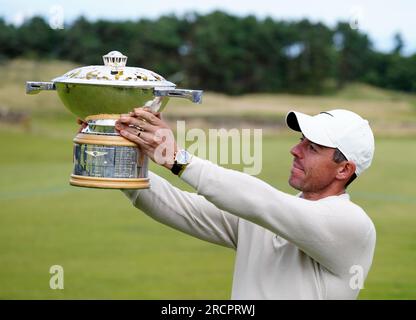 Rory McIlroy hebt die Trophäe nach dem vierten Tag der Genesis Scottish Open 2023 im Renaissance Club, North Berwick. Foto: Sonntag, 16. Juli 2023. Stockfoto