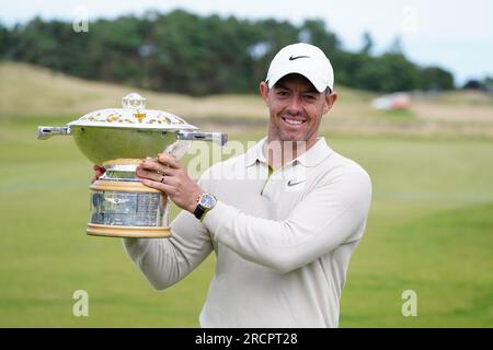 Rory McIlroy hebt die Trophäe nach dem vierten Tag der Genesis Scottish Open 2023 im Renaissance Club, North Berwick. Foto: Sonntag, 16. Juli 2023. Stockfoto