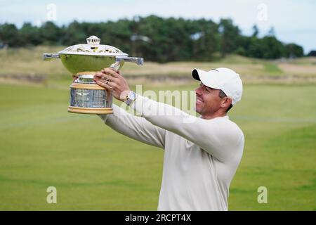 Rory McIlroy hebt die Trophäe nach dem vierten Tag der Genesis Scottish Open 2023 im Renaissance Club, North Berwick. Foto: Sonntag, 16. Juli 2023. Stockfoto