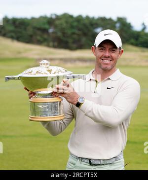 Rory McIlroy hebt die Trophäe nach dem vierten Tag der Genesis Scottish Open 2023 im Renaissance Club, North Berwick. Foto: Sonntag, 16. Juli 2023. Stockfoto