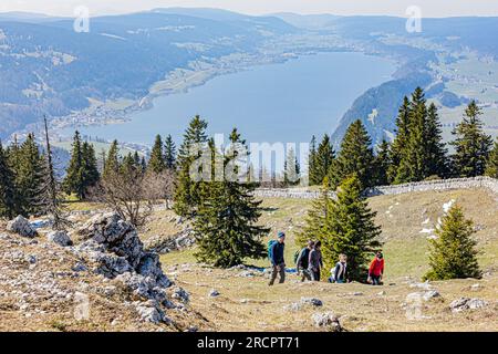 La Dent de Vaulion en Suisse dans la vallée de Joux, Kanton de Vaud. Située à 1500m d'altitude avec un Panorama à 360°. Vue sur le lac de Joux. Lorsqu Stockfoto