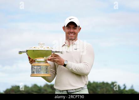 Rory McIlroy hebt die Trophäe nach dem vierten Tag der Genesis Scottish Open 2023 im Renaissance Club, North Berwick. Foto: Sonntag, 16. Juli 2023. Stockfoto