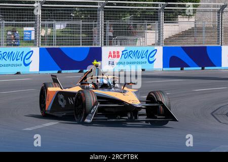 Rom, Italien. 16. Juli 2023. Jake Hughes aus Großbritannien und das NEOM McLaren Formel E-Team bei der Qualifikation zur ABB FIA Formel E-Weltmeisterschaft 2023 – Hankook Rome E-Prix Runde 14 in Rom. Kredit: SOPA Images Limited/Alamy Live News Stockfoto