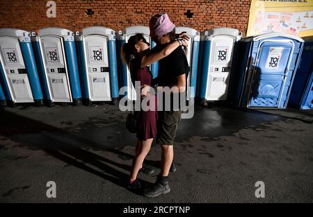 Vizovice, Tschechische Republik. 14. Juli 2023. Besucher am dritten Tag des internationalen Metallfestivals Masters of Rock in Vizovice, Tschechische Republik, 15. Juli 2023. Kredit: Dalibor Gluck/CTK Photo/Alamy Live News Stockfoto