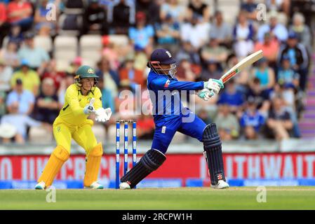 Englands Sophia Dunkley schlägt während der zweiten One Day International der Women's Ashes Series beim Ageas Bowl in Southampton. Foto: Sonntag, 16. Juli 2023. Stockfoto