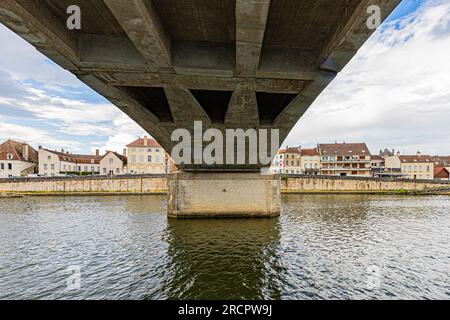 Séjour en bâteau sur la Saône. Pont de Saint-Jean-de-Losne. Stockfoto