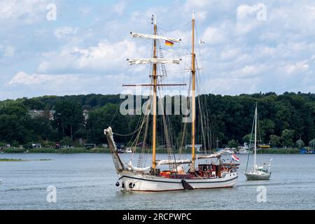 16. Juli 2023, Mecklenburg-Vorpommern, Wolgast: Das niederländische Flachschiff 'Weisse Düne' steuert über den Peene nach Wolgast. In den meisten Regionen wird es heute eine Mischung aus Sonne und Wolken geben. Nur im Südosten und an der Küste werden isolierte Schauer und teilweise schwere Gewitterstürme durchdringen. Im Nordwesten werden es 20 bis 25 Grad Celsius sein, im Rest des Landes 24 bis 30 Grad. Zu Beginn der neuen Woche wird sich nicht viel ändern. Morgen wird es überwiegend sonnig bleiben, nur leichte Wolken. Im Nordwesten und in den Alpen kann es Schauer und Gewitter geben. Temperatur Stockfoto