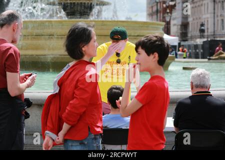 London, Großbritannien. 16. Juli 2023 Das ChessFest, eine jährliche Feier des berühmten Spiels, findet am Trafalgar Square statt. Die größte eintägige Schachveranstaltung im Vereinigten Königreich richtet sich an alle, die Schach lieben oder lernen möchten, und ist völlig kostenlos. Das diesjährige Schachfest umfasst ein lebendiges Schachset mit 32 Schauspielern, die die Rolle der Stücke übernehmen. Kredit: Waldemar Sikora / Alamy Live News Stockfoto