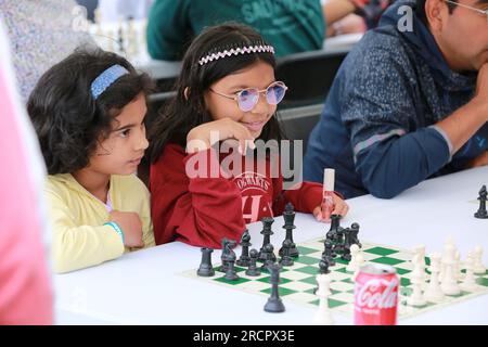 London, Großbritannien. 16. Juli 2023 Das ChessFest, eine jährliche Feier des berühmten Spiels, findet am Trafalgar Square statt. Die größte eintägige Schachveranstaltung im Vereinigten Königreich richtet sich an alle, die Schach lieben oder lernen möchten, und ist völlig kostenlos. Das diesjährige Schachfest umfasst ein lebendiges Schachset mit 32 Schauspielern, die die Rolle der Stücke übernehmen. Kredit: Waldemar Sikora / Alamy Live News Stockfoto