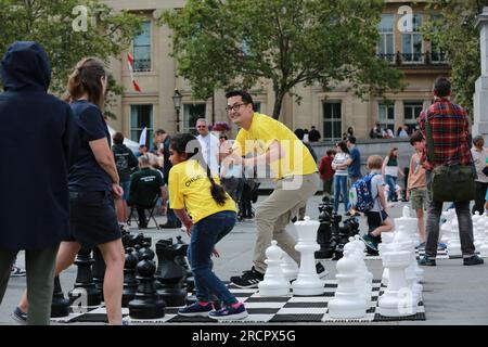 London, Großbritannien. 16. Juli 2023 Das ChessFest, eine jährliche Feier des berühmten Spiels, findet am Trafalgar Square statt. Die größte eintägige Schachveranstaltung im Vereinigten Königreich richtet sich an alle, die Schach lieben oder lernen möchten, und ist völlig kostenlos. Das diesjährige Schachfest umfasst ein lebendiges Schachset mit 32 Schauspielern, die die Rolle der Stücke übernehmen. Kredit: Waldemar Sikora / Alamy Live News Stockfoto