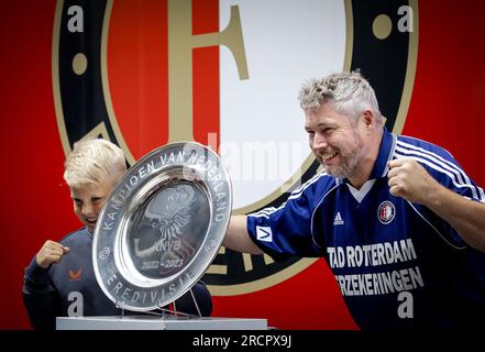 ROTTERDAM: Fans werden während des jährlichen Open Day mit der Championship Bowl im Stadion De Kuip fotografiert. ANP ROBIN VAN LONKHUIJSEN niederlande raus - belgien raus Stockfoto