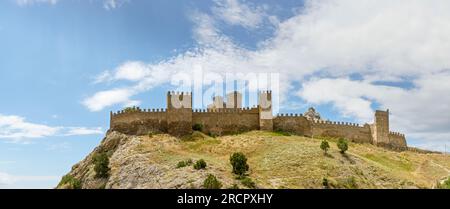 Flachwinkel-Panoramablick entlang des nördlichen Hangausgs der Festung in Richtung der alten Genuesischen Festung in Sudak, Krim, Russland. Stockfoto