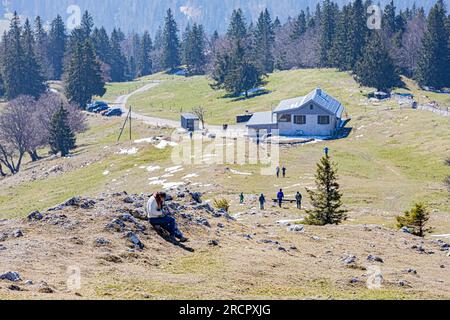 La Dent de Vaulion en Suisse dans la vallée de Joux, Kanton de Vaud. Située à 1500m d'altitude avec un Panorama à 360°. Vue sur le lac de Joux. Lorsqu Stockfoto