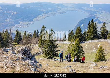 La Dent de Vaulion en Suisse dans la vallée de Joux, Kanton de Vaud. Située à 1500m d'altitude avec un Panorama à 360°. Vue sur le lac de Joux. Lorsqu Stockfoto