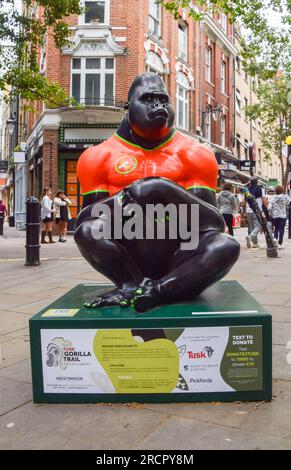 London, Großbritannien. 16. Juli 2023 Kunstwerke von Mauro Perucchetti, Teil des Tusk Gorilla Trail. 15 lebensgroße Gorillaskulpturen, die von verschiedenen Künstlern entworfen wurden, wurden rund um Covent Garden im Zentrum von London in Zusammenarbeit mit der afrikanischen Wohltätigkeitsorganisation Tusk und Westbrook Gallery installiert, um das Bewusstsein und die Mittel für die Erhaltung zu schärfen. Kredit: Vuk Valcic/Alamy Live News Stockfoto